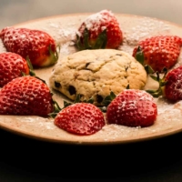 Cookie pepites de chocolat et fraises fraîches - St Martin de Crau - France_